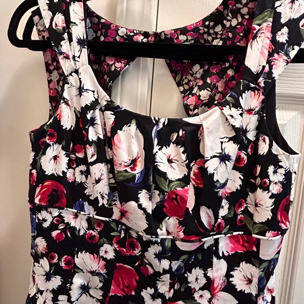 White House Black Market fit flare midi dress Floral Sz 4 Pockets - Picture 3 of 11